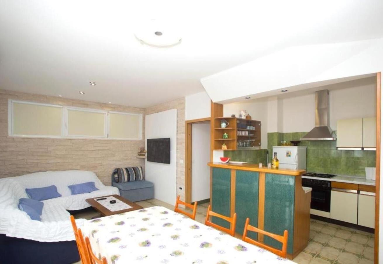 Apartments Damir - 80 M From Beach Postira Dış mekan fotoğraf